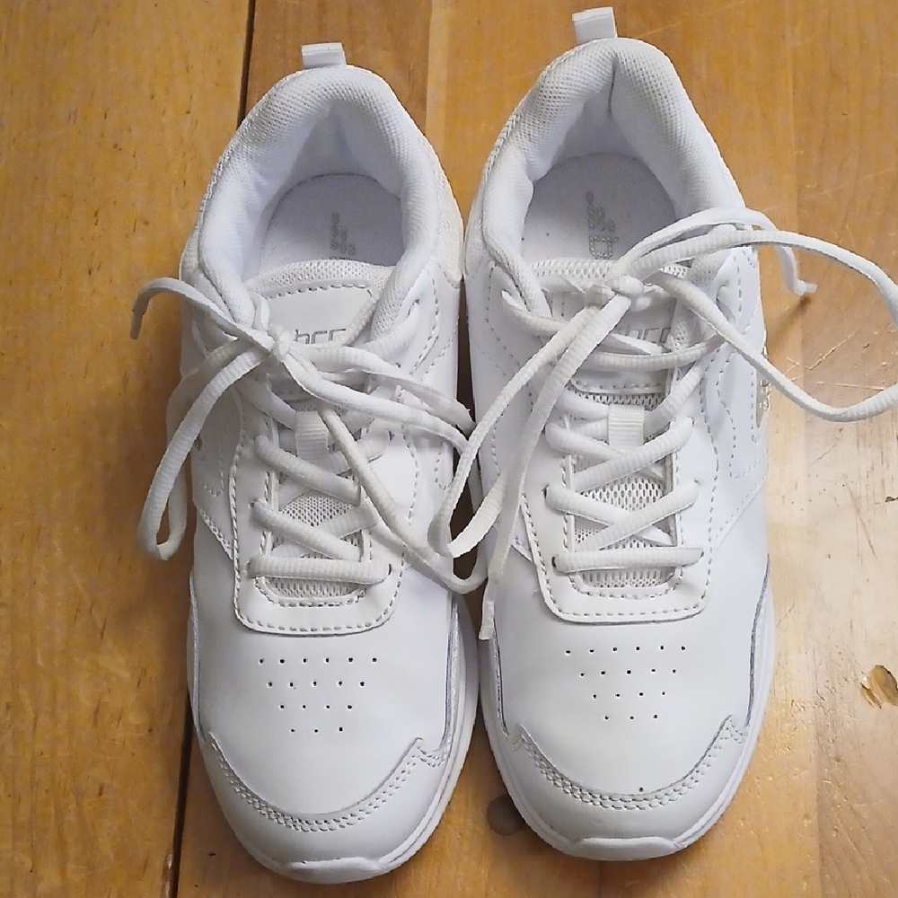 BCG Big Girls White Cheer Shoes Leather Upper Size 7.